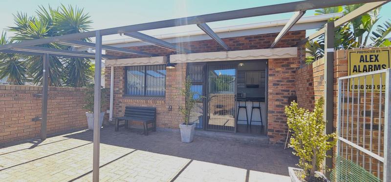 4 Bedroom Property for Sale in Middedorp Western Cape